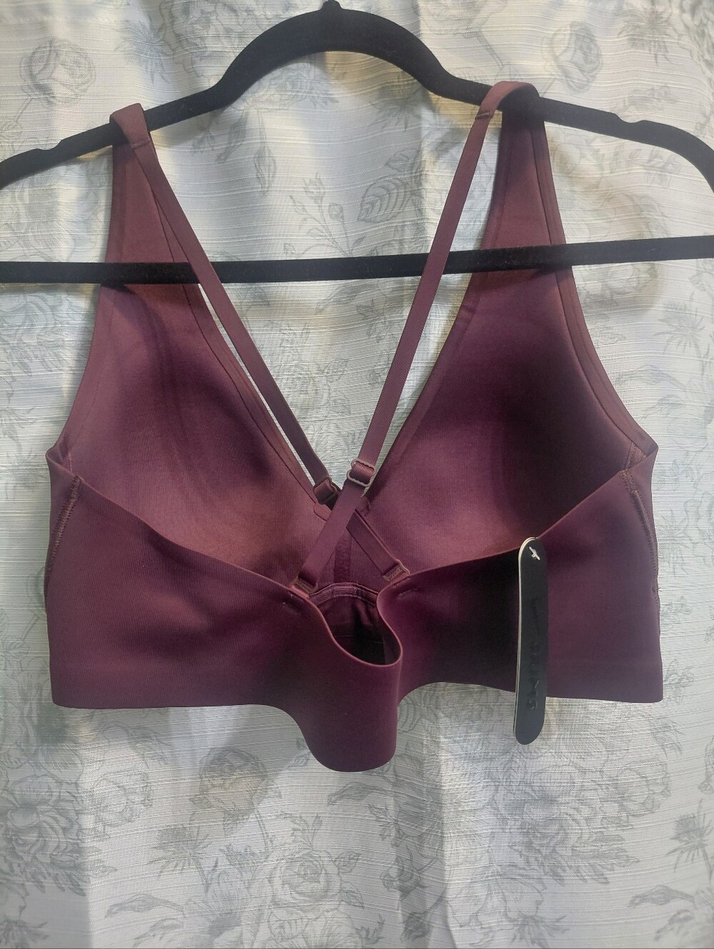 NikeSkims Shine V-Neck Bra - Picture 6 of 8